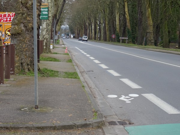 La RD603, route qui structure mais joue aussi le rôle de coupure du fait du grand nombre de voitures. (photo apportée par les représentants de la commune)