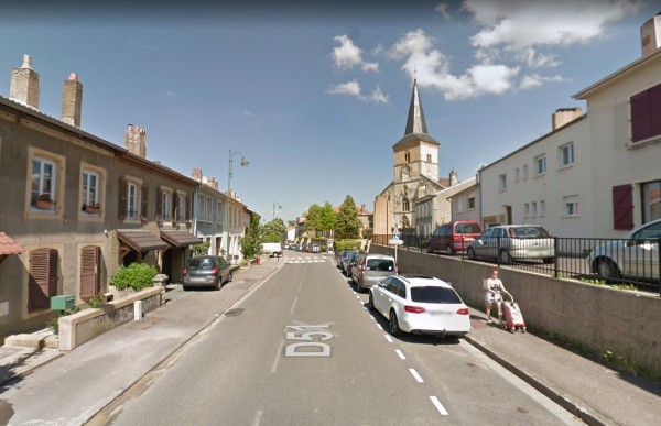La rue principale de Lorry-lès-Metz. (<em>source : Google Street View®</em>)