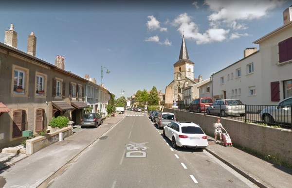 La rue principale de Lorry-lès-Metz. (<em>source : Google Street View®</em>)