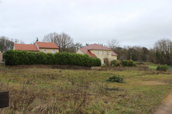 Les abords du terrain de sport, en bas du promontoire du Fort Decaen, une juxtaposition entre de l'habitat et un milieu naturel abrupt.