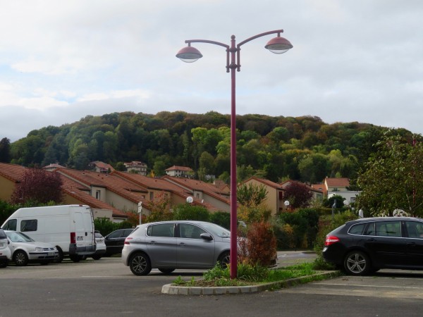 Association sans détour entre les lotissements et l'arrière-plan boisée des Côtes.