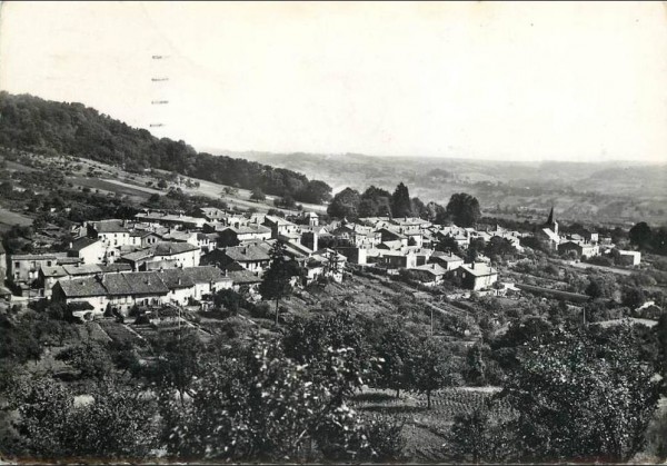 Le village à distance du ruisseau pour laisser place aux jardins, à distance des forêts pour les vignes et vergers. (Carte postale ancienne, 1900)