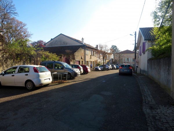 La rue des Tilleuls et sa placette, un espace public très fréquenté de la commune.