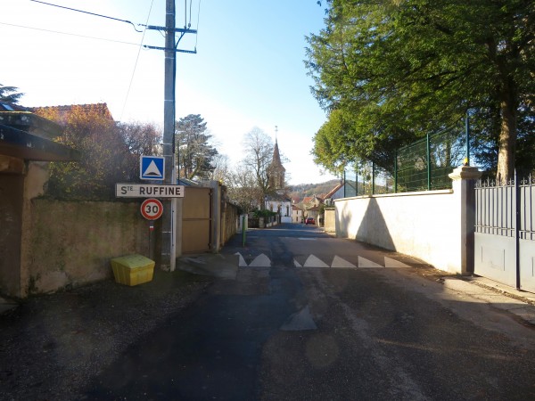 L'entrée dans le village depuis par la RD103, où la voiture semble être privilégiée.