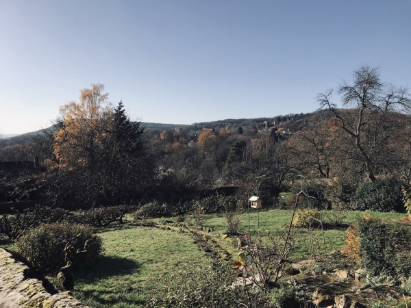 Une des vues sur le grand paysage depuis le village, ici au niveau de la petite chapelle.