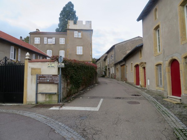 Pierre de Jaumont et bâtiment ancien remarquable.