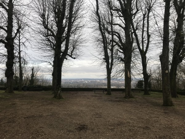 Point de vue magistral depuis l'esplanade au cœur de Scy-Chazelles.