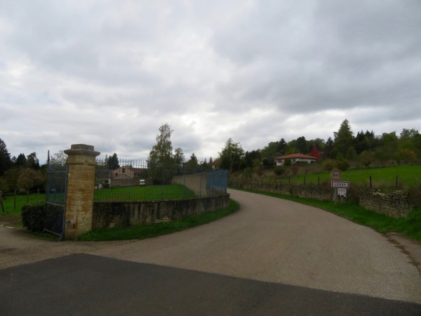 Entrée sur Lessy avec la Maison Sainte-Anne et sa clôture sur la gauche.