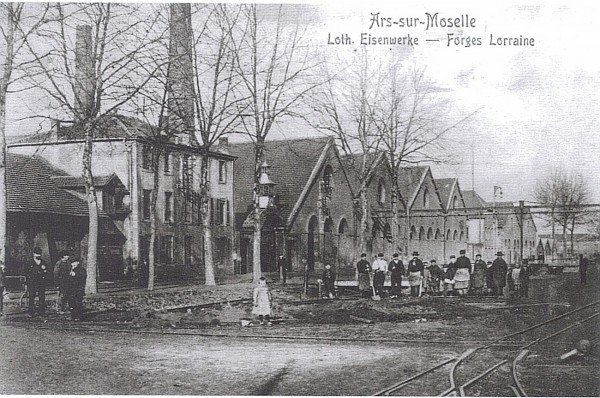 L'industrie du minerai de fer à Ars-sur-Moselle. (<em>carte postale ancienne, 1900</em>)<br>