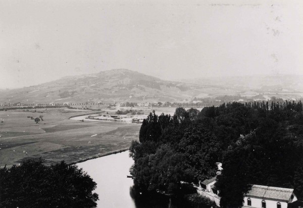 La physionomie de ces paysages a largement été transformée au cours du siècle dernier, que ce soit le fond de vallée ou les paysages de côtes. (<em>carte postale ancienne, pas de date indiquée</em>)