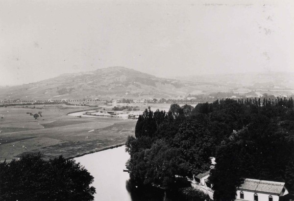 La physionomie de ces paysages a largement été transformée au cours du siècle dernier, que ce soit le fond de vallée ou les paysages de côtes. (<em>carte postale ancienne, pas de date indiquée</em>)