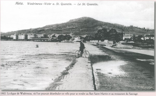 La digue de Wadrineau, où l'on pouvait déambuler en vélo pour se rendre au Ban-Saint-Martin et au restaurant du Sauvage. (<em>carte postale ancienne, 1902</em>)
