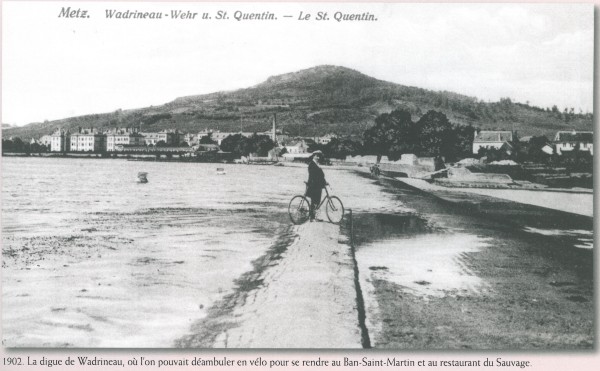 La digue de Wadrineau, où l'on pouvait déambuler en vélo pour se rendre au Ban-Saint-Martin et au restaurant du Sauvage. (<em>carte postale ancienne, 1902</em>)