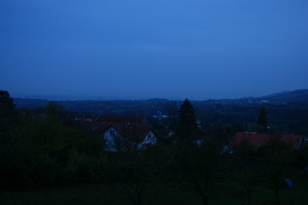 La vallée de la Moselle et les Côtes depuis les hauteurs de Saulny, à la tombée de la nuit. Les plans successifs qui composent les paysages sont encore perceptibles. Les lumières des espaces habités commencent à surligner leur présence, révélant ainsi leurs proportions au sein du cadre naturel.