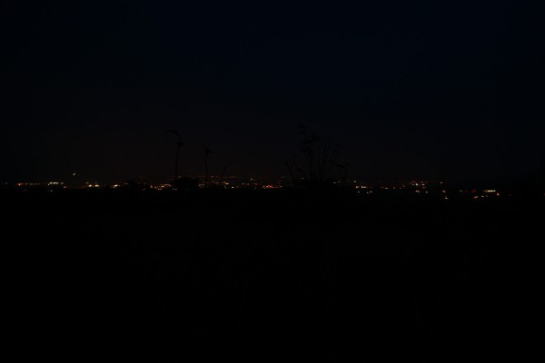 La vallée de la Moselle, depuis les hauteurs de Saulny, plongée dans le noir. Apparaissent alors, comme étirées le long d'une épaisse ligne et dessinant comme un nouvel horizon dans la nuit, les lumières des espaces habités par les êtres humains. La photographie est prise sans dispositif particulier. Elle parvient seulement à capter les points lumineux, plongeant le ciel le fond et les premiers plans dans le noir.
