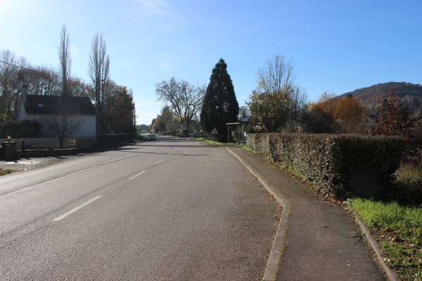 Les côtes depuis la RD6, en pied de côtes, sur le fond plat de la vallée. La Moselle, sur la gauche, est toute proche mais à peine visible depuis cette route.