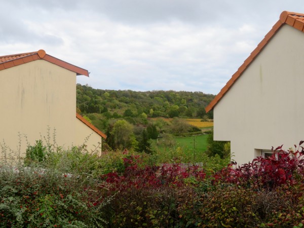 ...un autre, bien encadré par les habitations à Lessy...