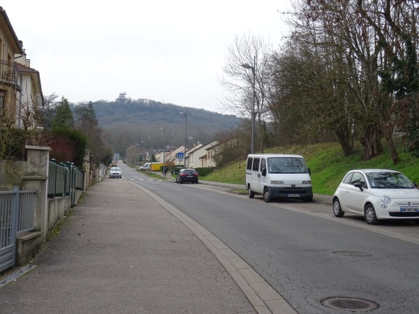 ...un autre encore, en arrière-plan d'une rue du Ban-Saint-Martin.