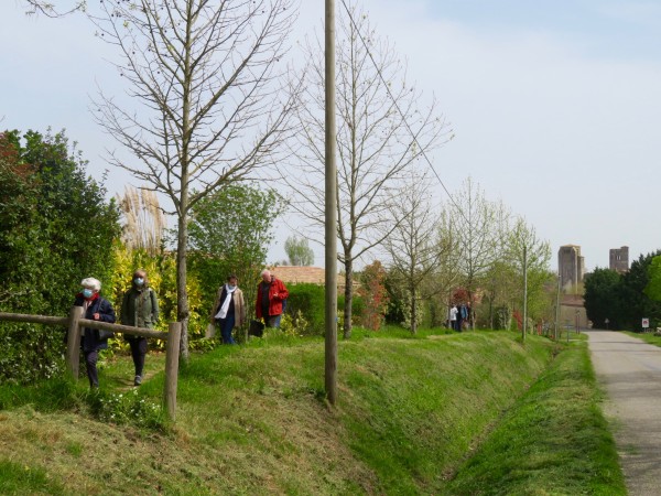 Aménagement d’une surlargeur sur la RD41 en sortie du bourg de La Romieu (Gers). Création d’une surlargeur (environ 200 m linéaire) pour séparer les modes de déplacement permettre aux piétons de marcher à l’écart de la route : aménagement en surplomb, rachat d’une bande de terrain aux agriculteurs propriétaires des parcelles attenantes, aménagement d’un lieu de pause avec point de vue sur les paysages agricoles gerçois et panneau d’interprétation. (Crédits : Monono)