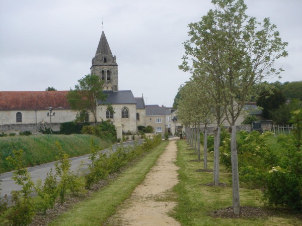 Travail sur les matériaux et l’association avec le végétal pour atténuer le côté routier. Cheminement piéton séparé, centre bourg de Marcay, Agence Chorème.