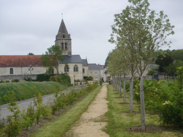 Travail sur les matériaux et l’association avec le végétal pour atténuer le côté routier. Cheminement piéton séparé, centre bourg de Marcay, Agence Chorème.
