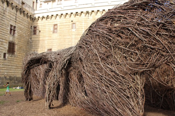 Des cabanes confectionnées avec des matériaux divers avec une certaine économie de moyens - Labyrinthe végétal de Patrick Dougherty, installation réalisée dans le cadre du Voyage à Nantes, en 2014 (crédit : Omnibus)