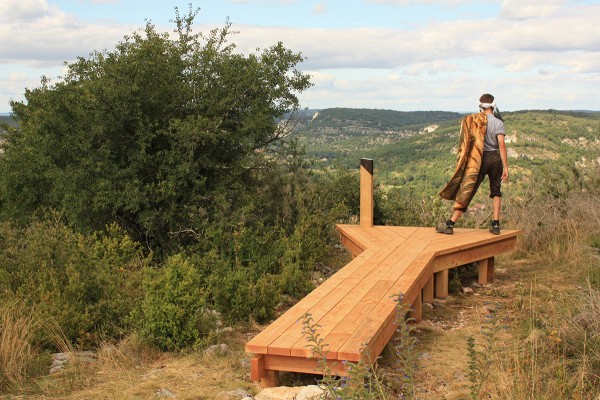 Belvédère Mega Causs’Mos : Parcours d’installations-belvédères dans les Causses du Quercy (Lot), Atelier Bivouac Réalisation d’un ensemble d’installations-belvédères ponctuant une boucle de randonnée et dialoguant avec le paysage. (extraits du texte de présentation du projet sur le site de l’atelier Bivouac : www. atelierbivouac.com) Crédit photo : atelier Bivouac