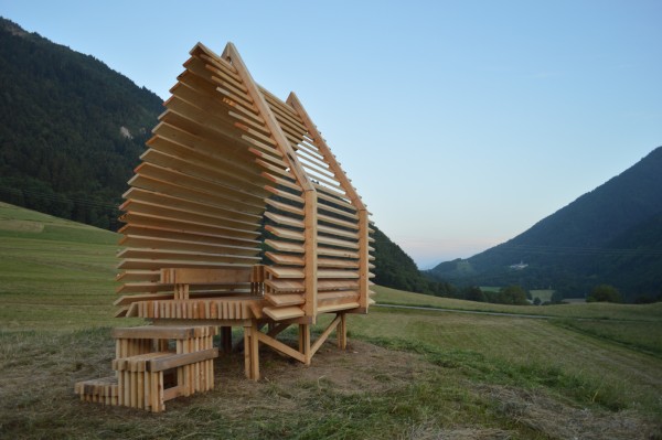 Les cabanes du festival des cabanes d’Annecy - Plus d’info : https://www.lefestivaldescabanes.com ; Le Hobois (crédit : Les Trimardeurs)