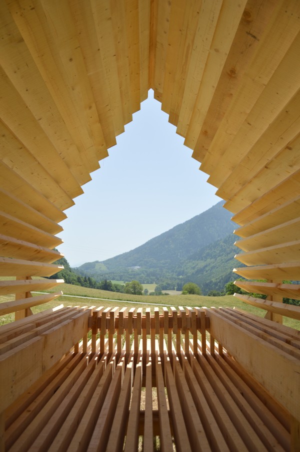Les cabanes du festival des cabanes d’Annecy - Plus d’info : https://www.lefestivaldescabanes.com ; Le Hobois (crédit : Les Trimardeurs)