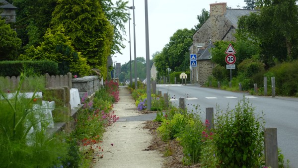 Des trottoirs fleuris, une mise à l'écart possible de la voirie, même sur des largeurs réduites - Aménagement de Trémereuc (22) de L. Planchais (crédit : Omnibus)