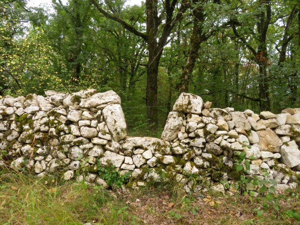 Du mobilier conçu avec des ressources provenant du site lui-même - assises intégrées et réalisées avec les ressources locales, Bach (Lot), réalisé par l’association 1000 Mains à la pâte dans le cadre de chantier de réhabilitation de murets en pierre sèche typiques des Causses du Quercy