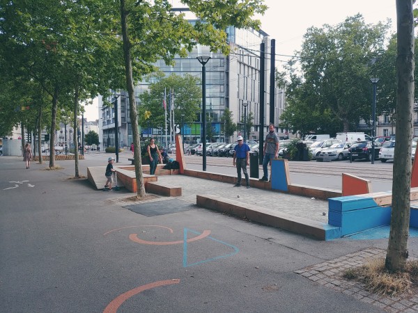 Réaménagement expérimental de la place Viarme (Nantes), Agence Monono Étude collaborative pour la transformation et la réalisation d’aménagement expérimentaux sur une place Nantaise nécessitant un coup de neuf. Co-construction du projet avec les habitants, commerçants élus et techniciens sur plusieurs mois, aux différentes étapes du projet. Définition d’une série d’aménagements répondant aux attentes et envies en termes d’usages de la place. Accompagnement des services techniques dans la réalisation de l’aménagement retenu, avec une dimension également participative ouverte au grand public. Plus d’info : https://dialoguecitoyen.metropole.nantes.fr/project/place-viarme-pour-tous/ presentation/presentation-145