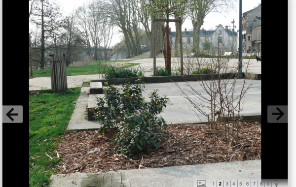 Stationnement de l’hôpital Legouest à Metz, les espaces entre les roues sont en pavés joints sable, l’eau est redirigée vers des noues et espaces généreusement plantés tout autour. Très bonne référence à proximité !